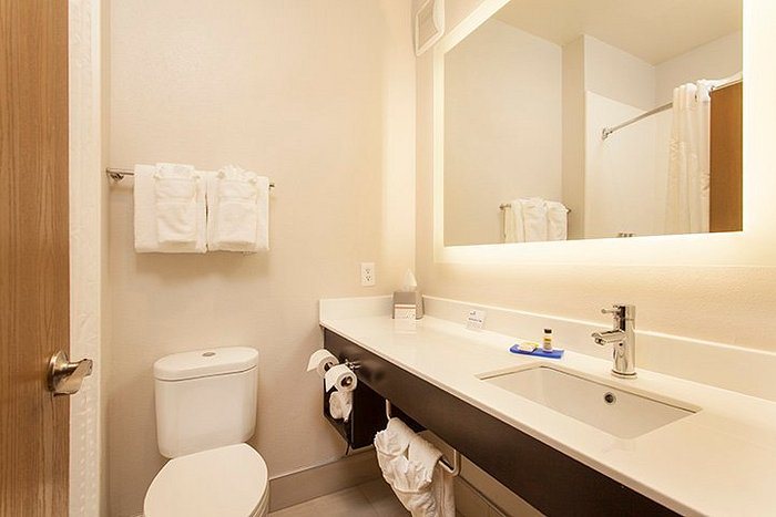 Ramada by Wyndham Santa Fe — Bathroom