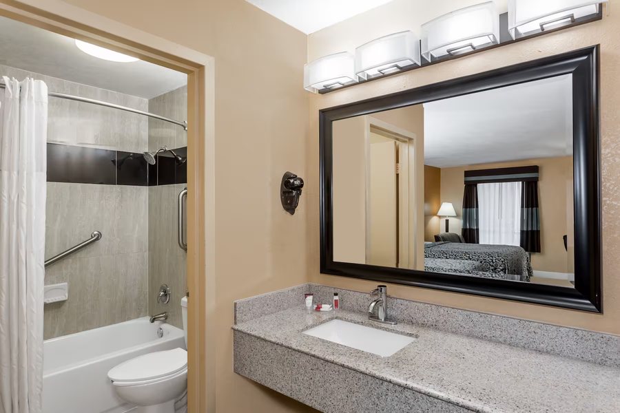 Ramada by Wyndham Sarasota Waterfront — Bathroom