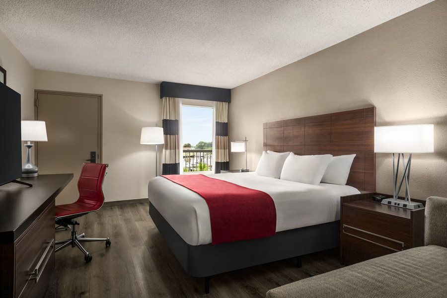 Ramada by Wyndham Sarasota Waterfront — Guest room