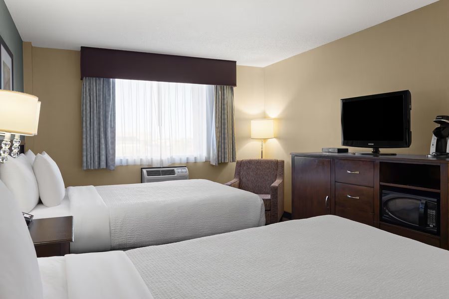 Ramada by Wyndham Saskatoon — Guest room