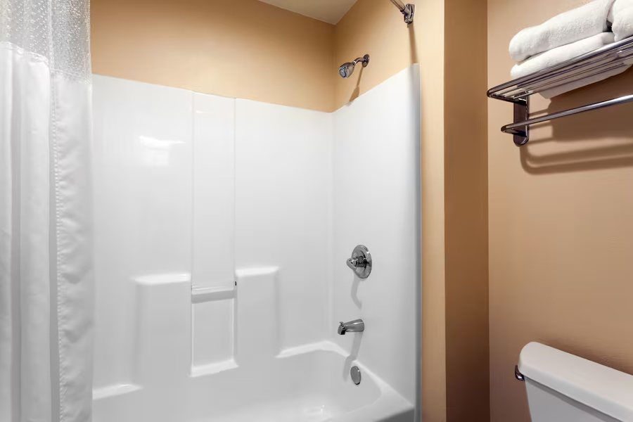 Ramada by Wyndham SeaTac Airport — Bathroom