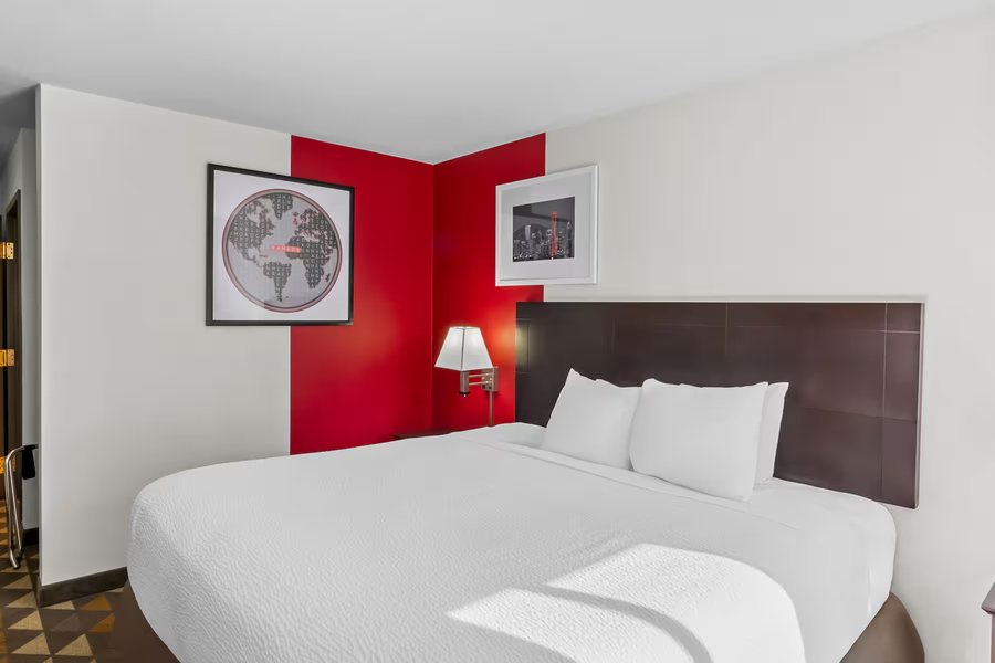 Ramada by Wyndham SeaTac Airport — Guest room