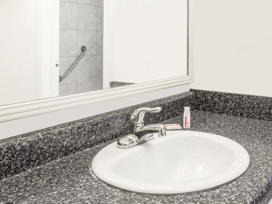 Ramada by Wyndham Shreveport Airport — Bathroom
