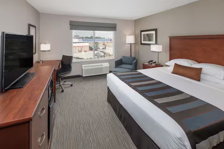 Ramada by Wyndham Shreveport Airport — Guest room