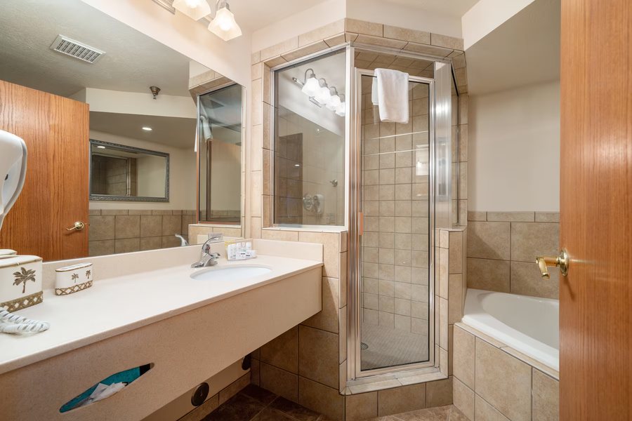 Ramada by Wyndham Sioux City — Bathroom