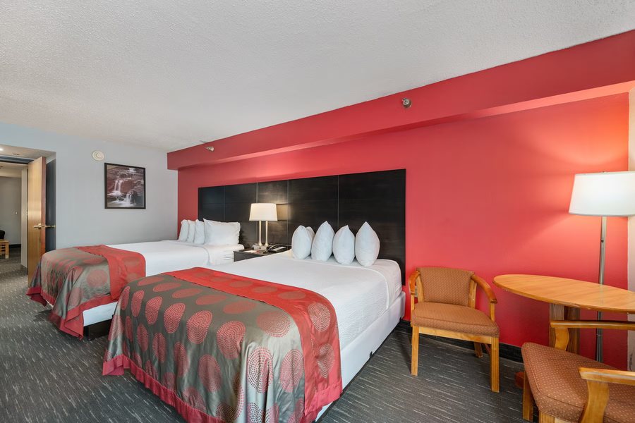 Ramada by Wyndham Sioux Falls Airport Waterpark Event Ctr Sioux Falls South Dakota — Guest room
