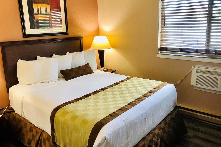 Ramada by Wyndham Spokane Valley — Guest room