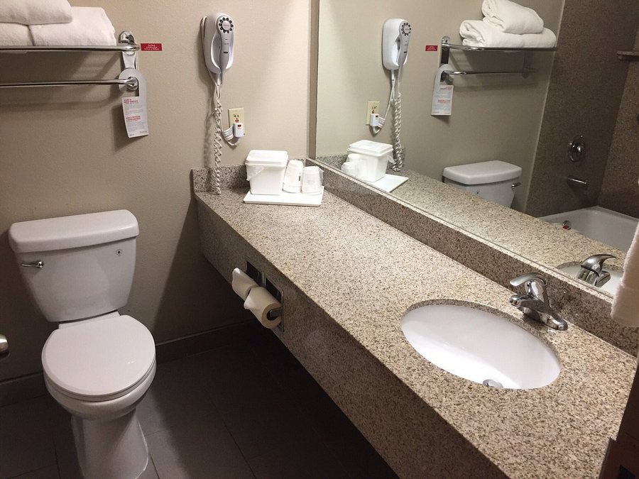 Ramada by Wyndham St George — Bathroom