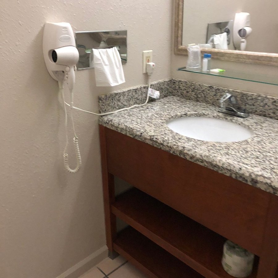 Ramada by Wyndham St Louis Airport and Conference Center — Bathroom