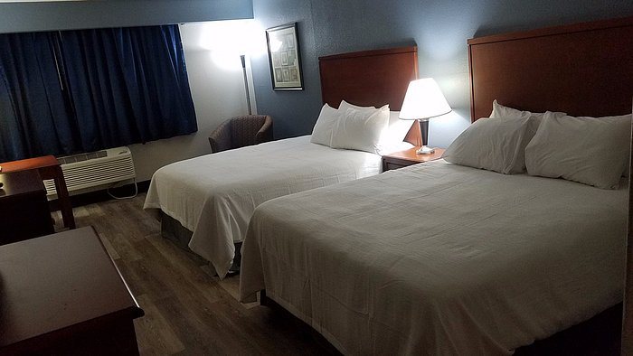 Ramada by Wyndham St Louis Airport and Conference Center — Guest room
