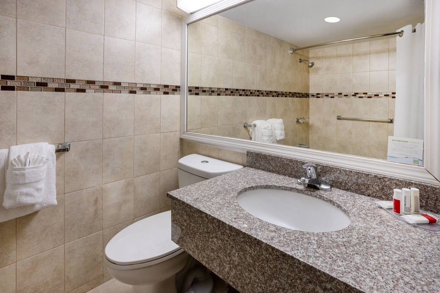 Ramada by Wyndham Staten Island — Bathroom