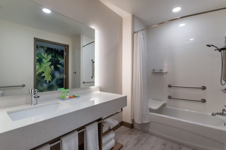 Ramada by Wyndham Suites Orlando Airport — Bathroom