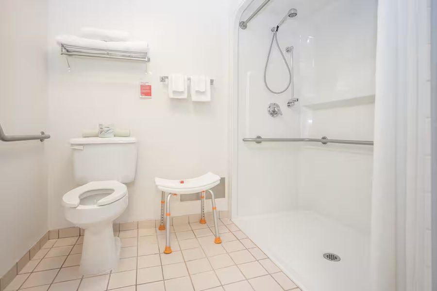 Ramada by Wyndham Surrey Langley — Bathroom