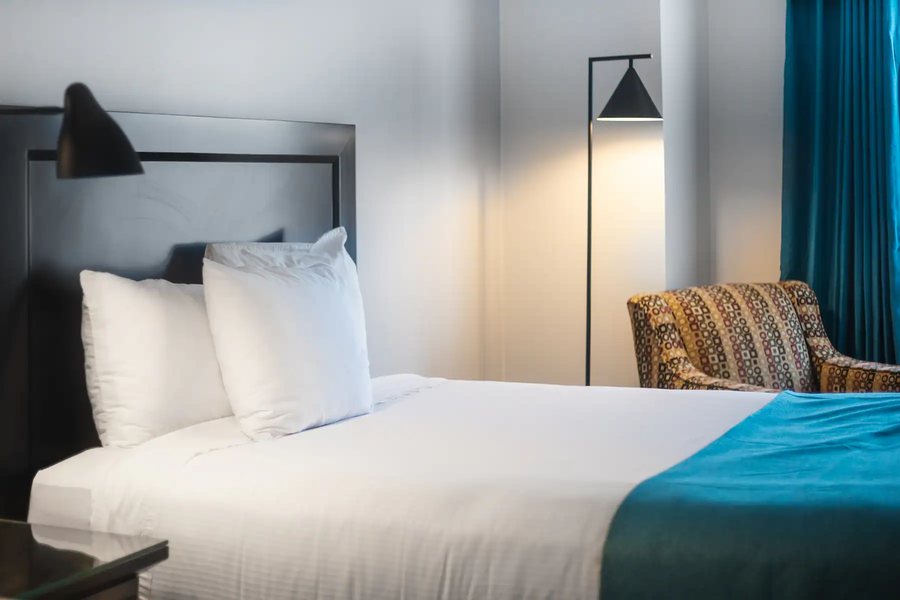 Ramada by Wyndham Surrey Langley — Guest room