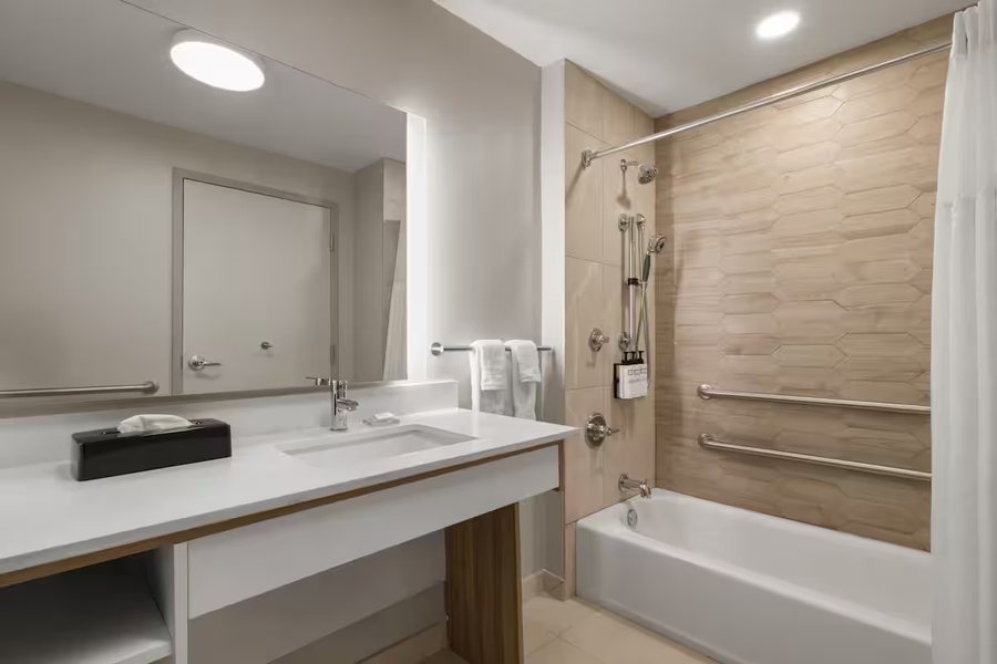 Ramada By Wyndham Tampa Westshore Airport South — Bathroom