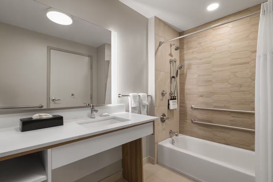 Ramada by Wyndham Temple Terrace Tampa North — Bathroom