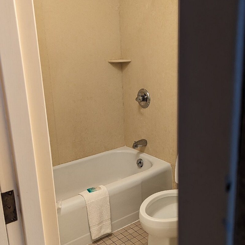 Ramada by Wyndham Topeka Downtown Hotel Convention Center — Bathroom
