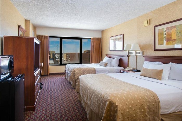 Ramada by Wyndham Topeka Downtown Hotel Convention Center — Guest room