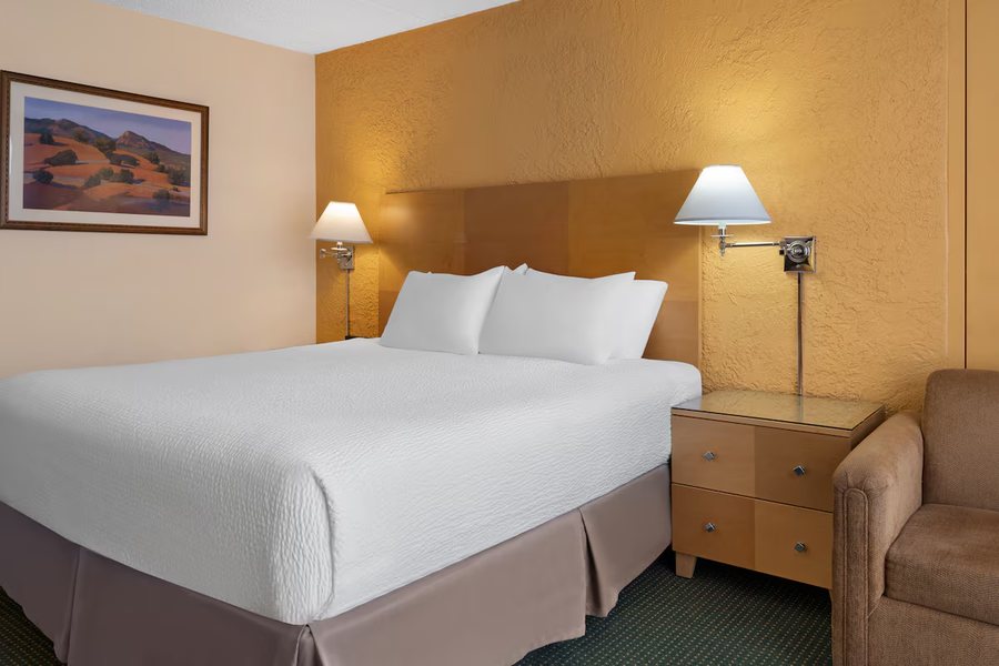 Ramada by Wyndham Tucson Airport — Guest room