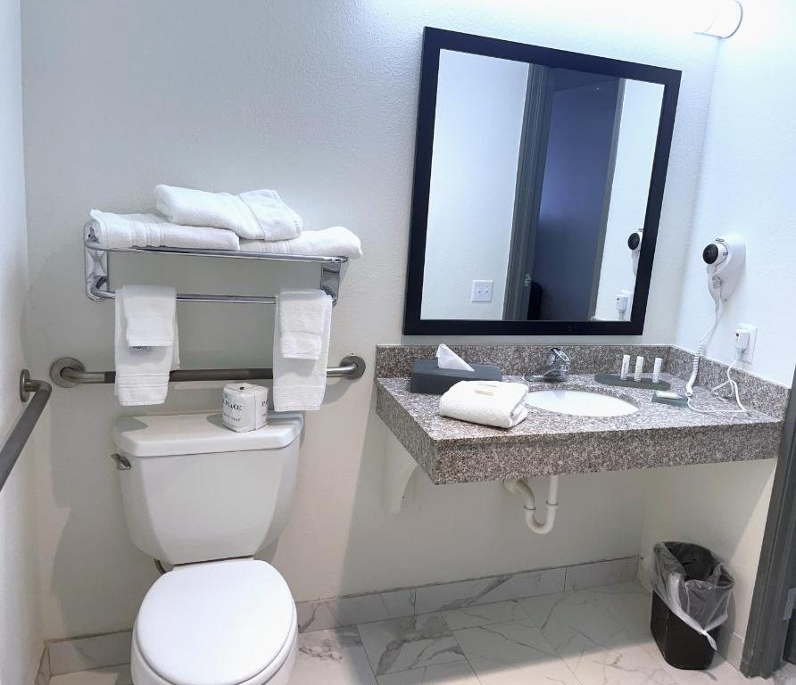 Ramada by Wyndham Waupaca — Bathroom