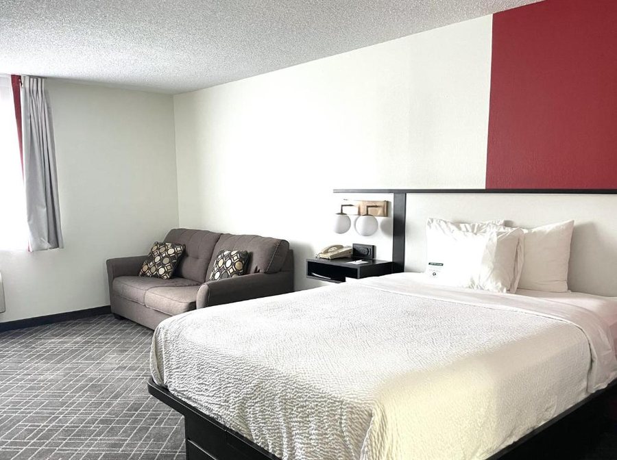 Ramada by Wyndham Waupaca — Guest room