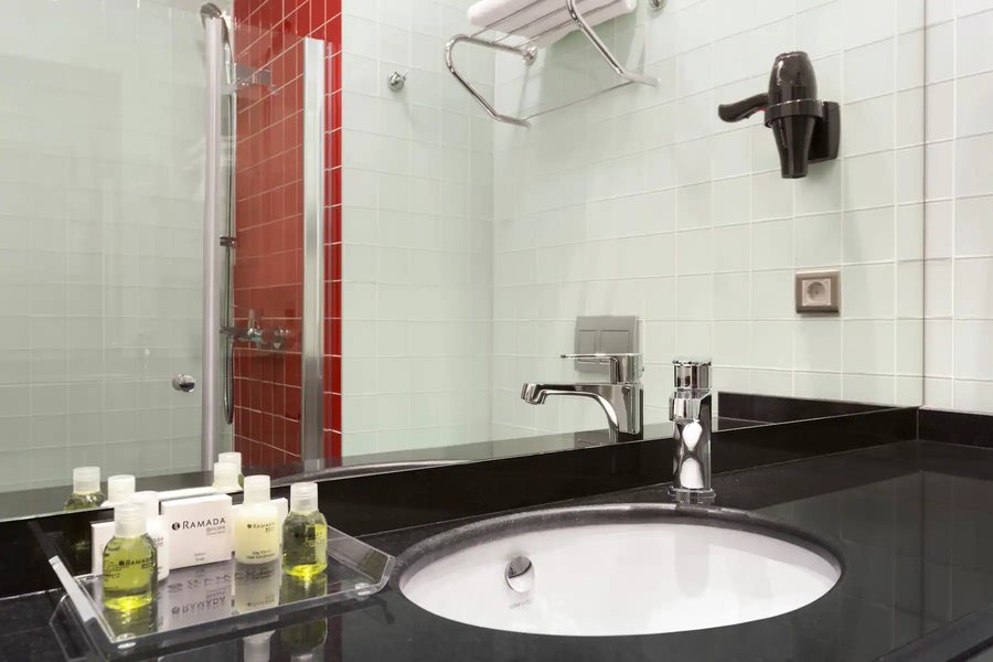 Ramada Encore by Wyndham Istanbul Kartal Istanbul — Bathroom