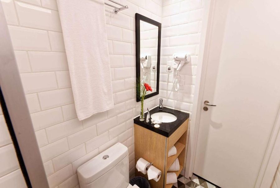 Ramada Encore by Wyndham Sao Paulo Tiradentes — Bathroom