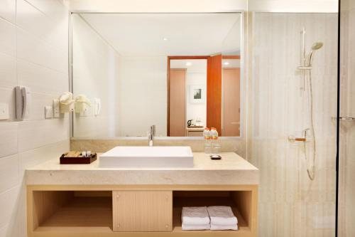 Ramada Encore by Wyndham Seminyak Bali — Bathroom