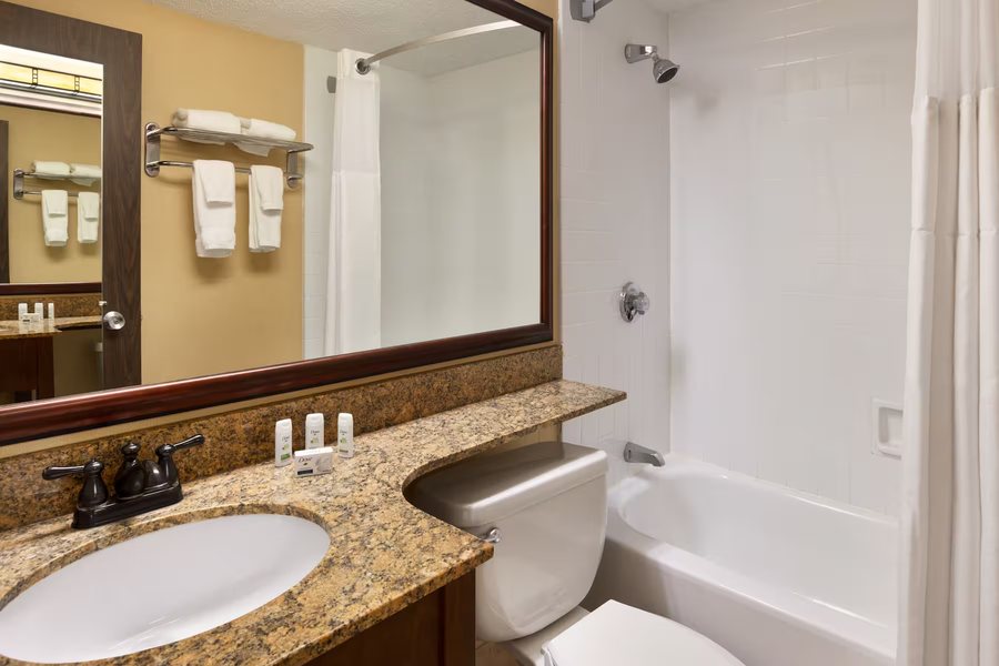 Ramada Hotel and Conference Center by Wyndham Plymouth — Bathroom