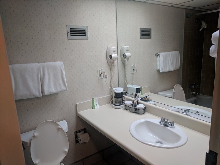 Ramada Hotel Conf Center by Wyndham Augusta Downtown — Bathroom