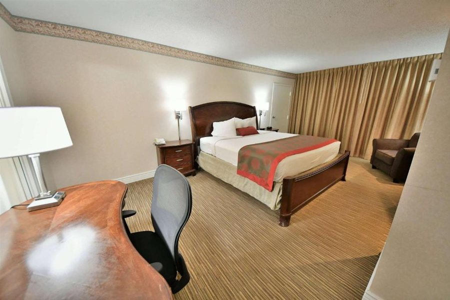 Ramada Hotel Conf Cntr by Wyndham Jacksonville Baymeadows — Guest room