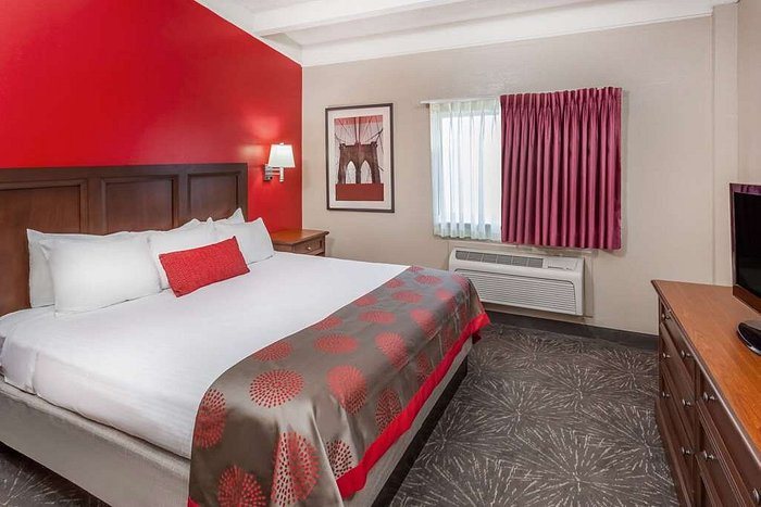 Ramada Hotel Conference Center by Wyndham Lexington North — Guest room