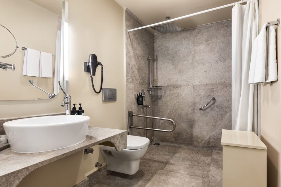 Ramada Hotel Suites by Wyndham Istanbul Merter Istanbul — Bathroom