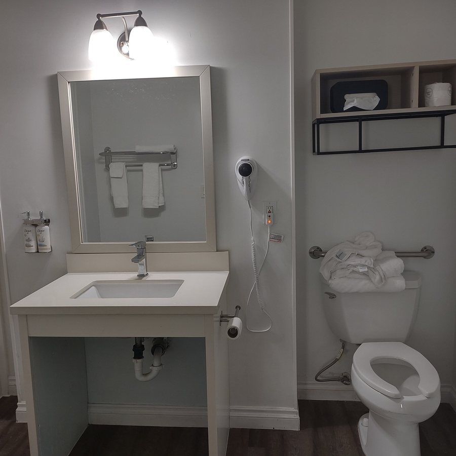 Ramada Limited Redondo Beach — Bathroom
