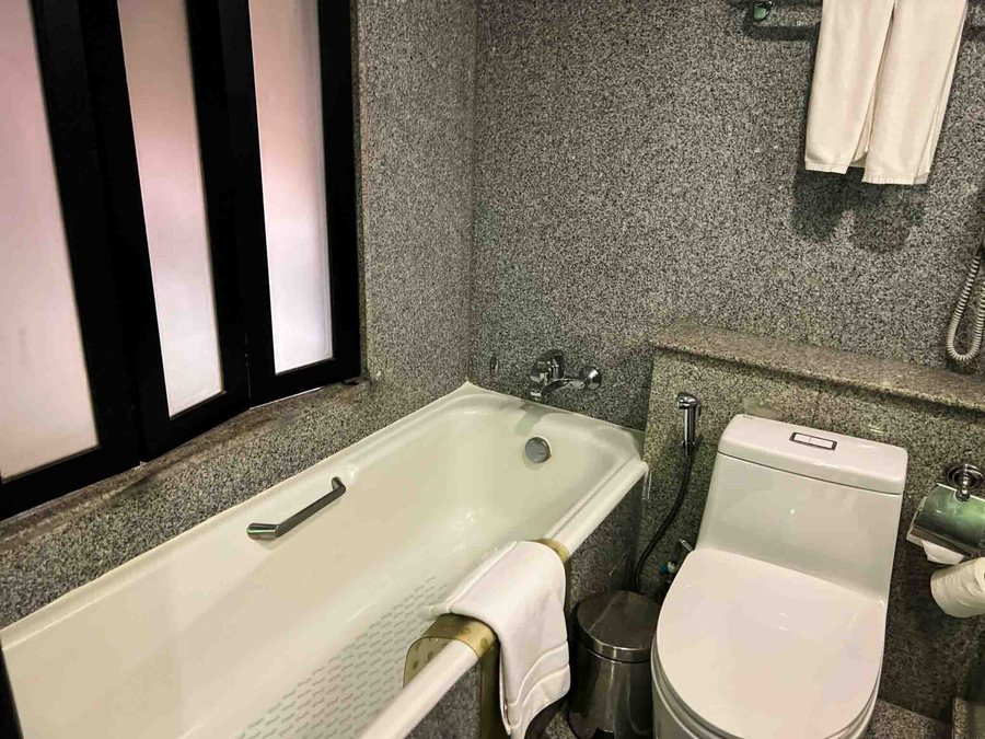 Ramada Plaza Bangkok Menam Riverside — Bathroom