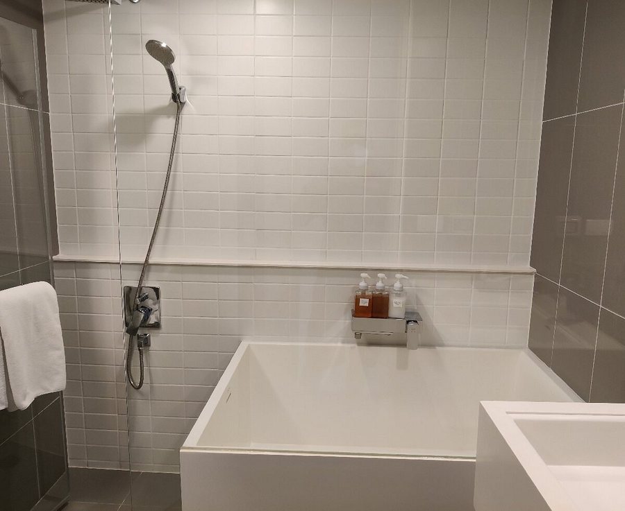 Ramada Plaza by Wyndham Bangkok Sukhumvit 48 — Bathroom