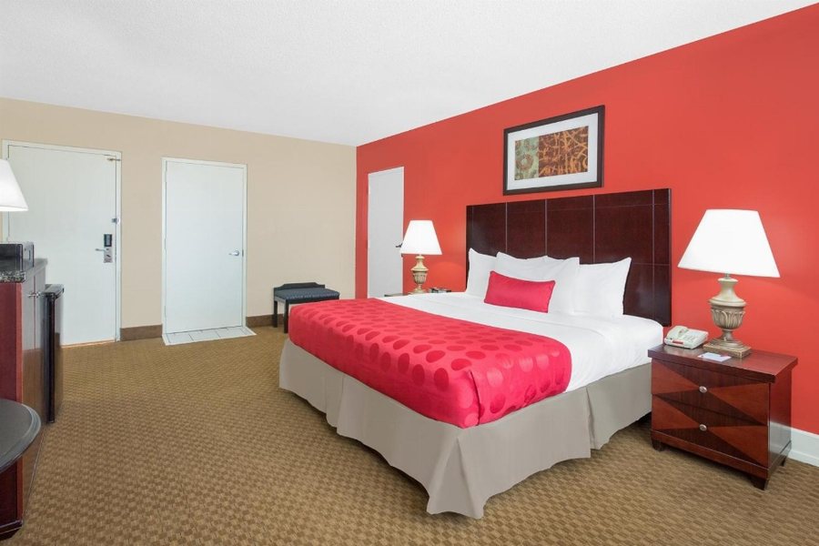 Ramada Plaza by Wyndham Fayetteville Fort Bragg Area — Guest room
