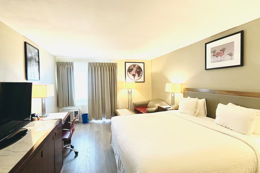 Ramada Plaza by Wyndham Garden Grove Anaheim South — Guest room