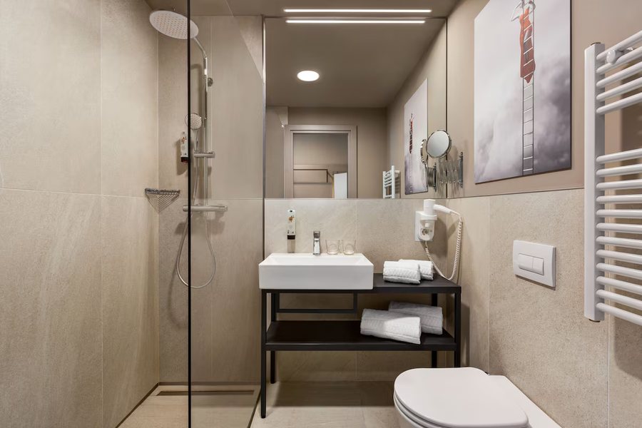 Ramada Plaza by Wyndham Milano — Bathroom