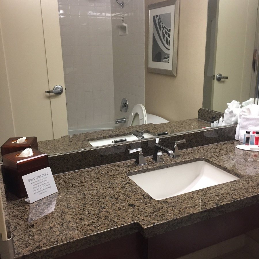 Ramada Plaza Conf Center by Wyndham Fort Wayne — Bathroom