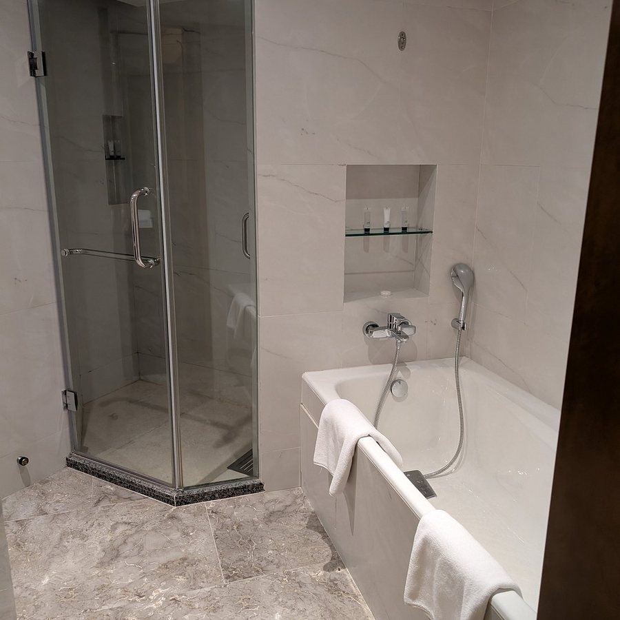 Ramada Plaza Pudong Shanghai — Bathroom