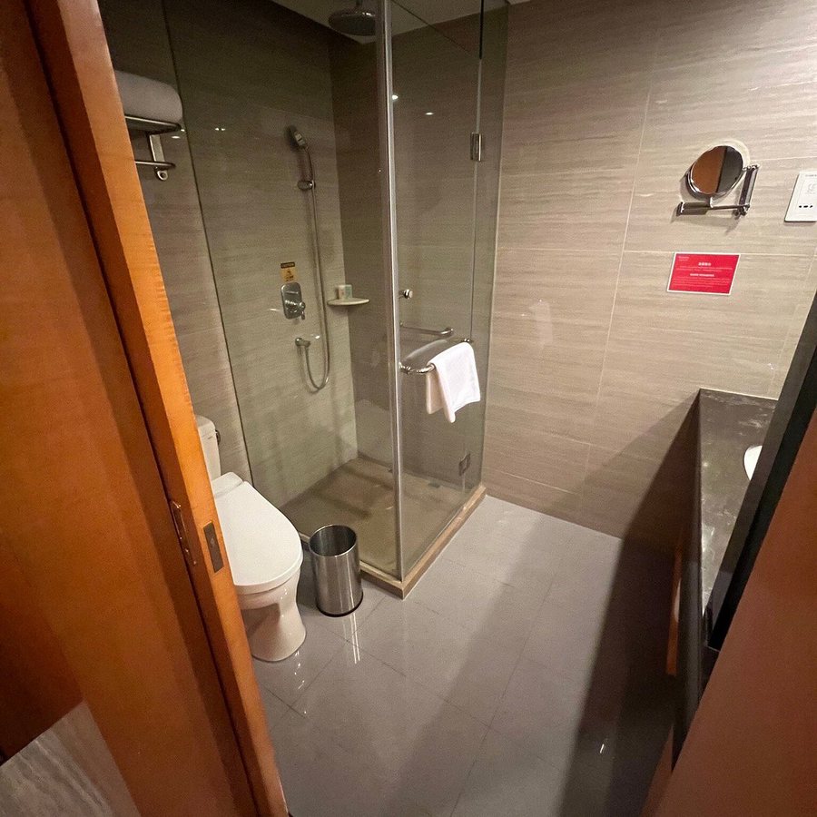 Ramada Pudong Airport Shanghai — Bathroom