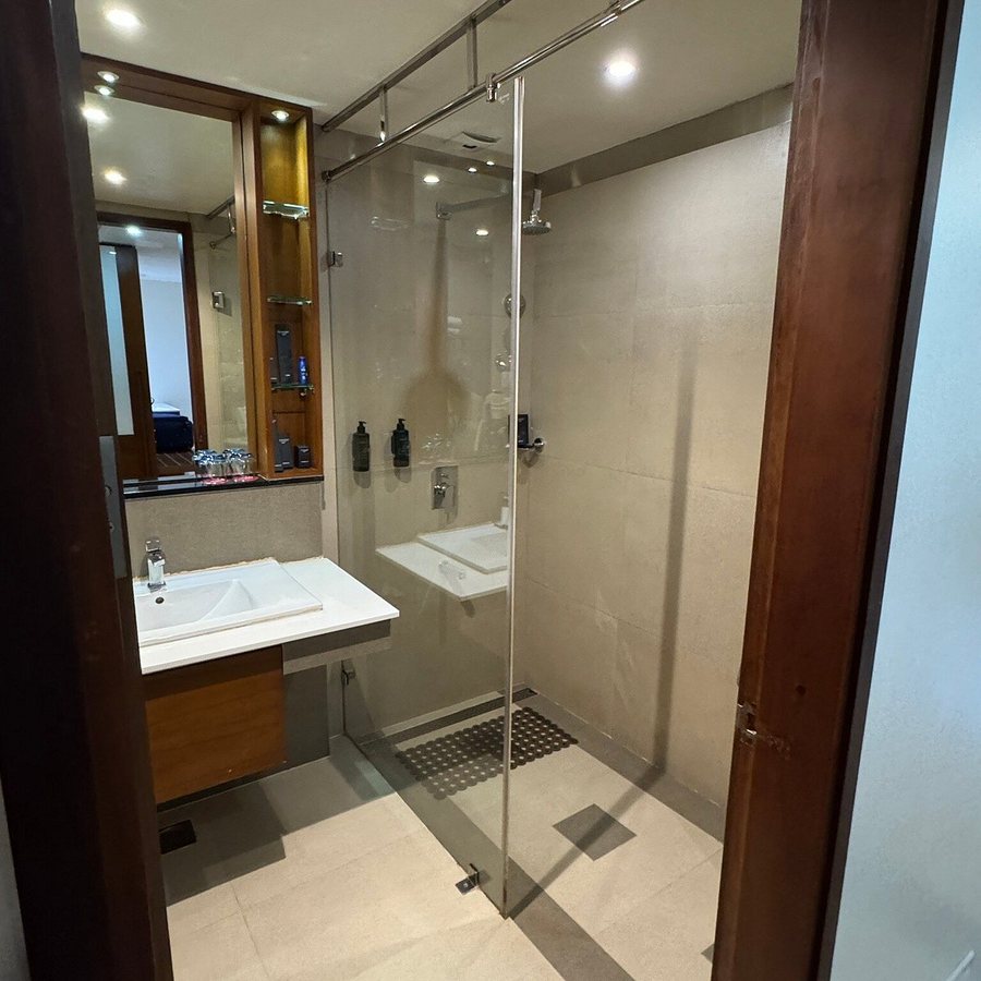 Ramada Resort by Wyndham Kochi — Bathroom