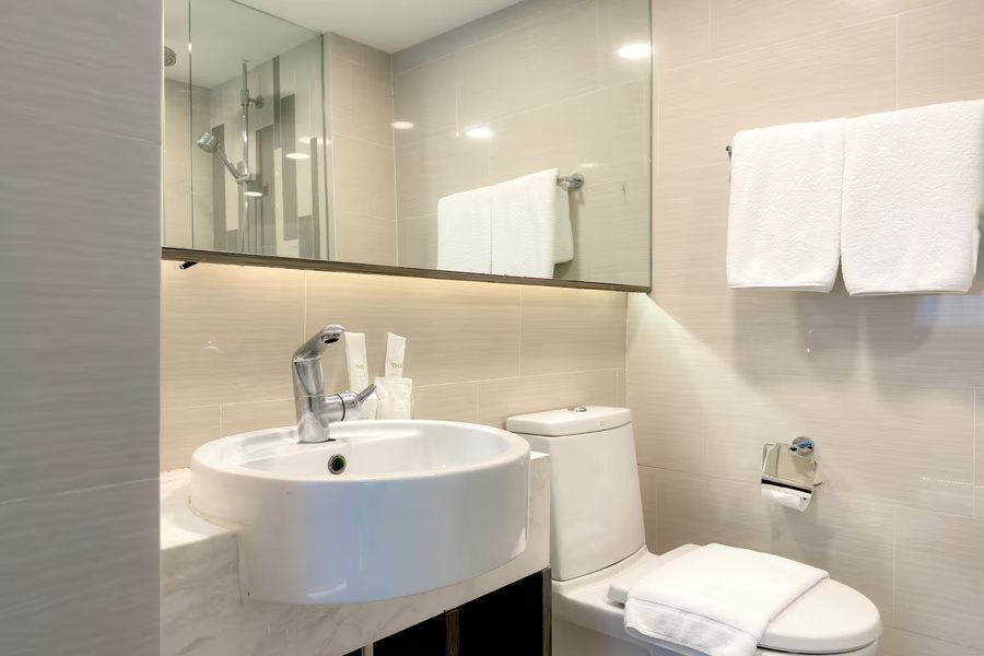 Ramada Soi Sukhumvit Eleven — Bathroom
