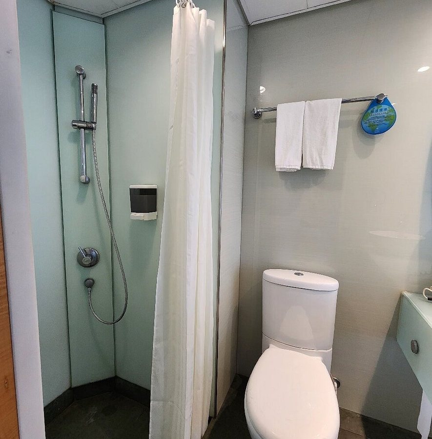 Rambler Garden Hotel — Bathroom