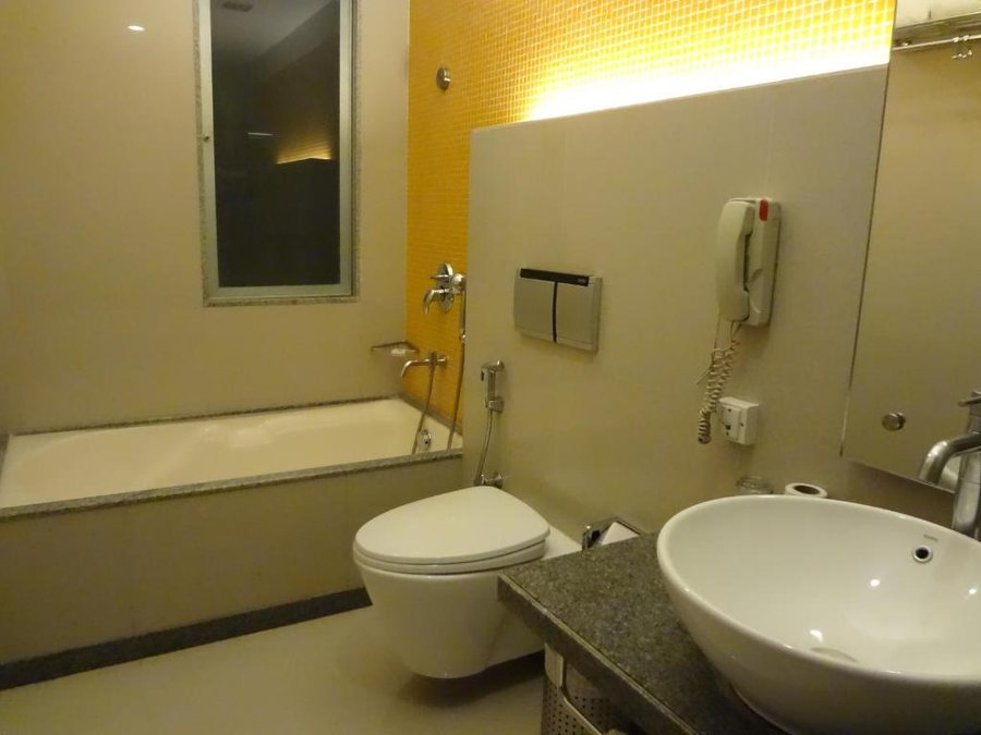 Ramee Guestline Hotel Khar — Bathroom