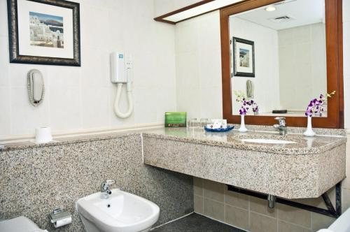 Ramee Royal Hotel — Bathroom