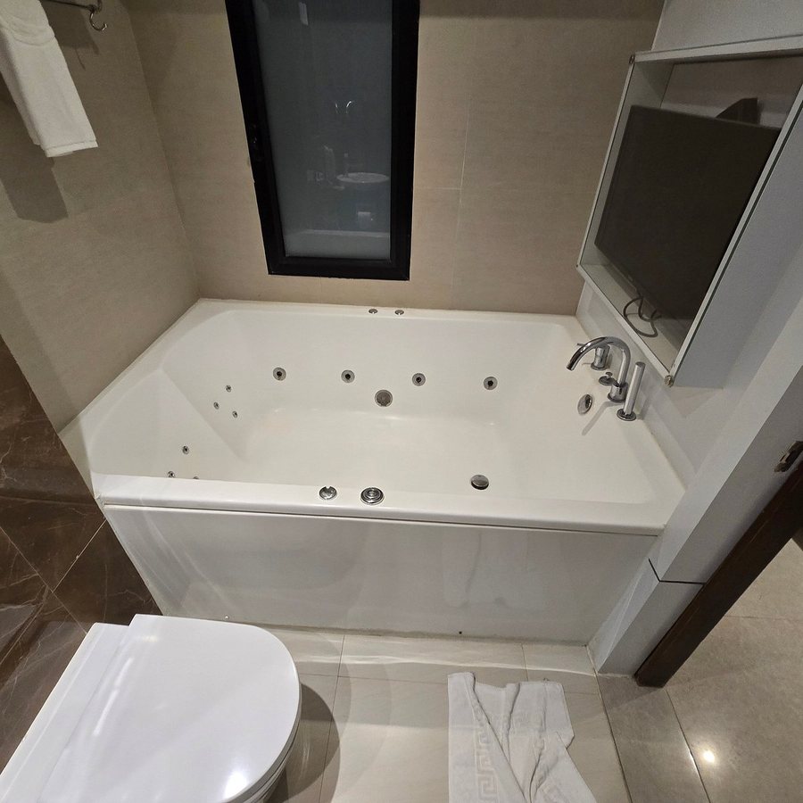 Ramee Techome Hotel Khar — Bathroom