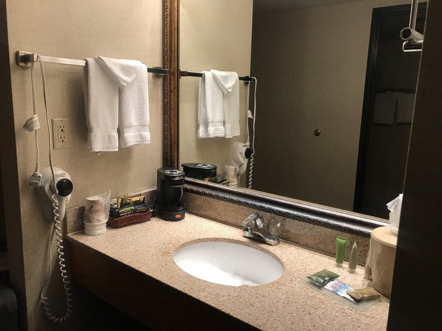 Ramkota Hotel — Bathroom