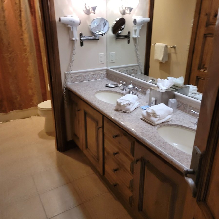 Rams Horn Lodge — Bathroom